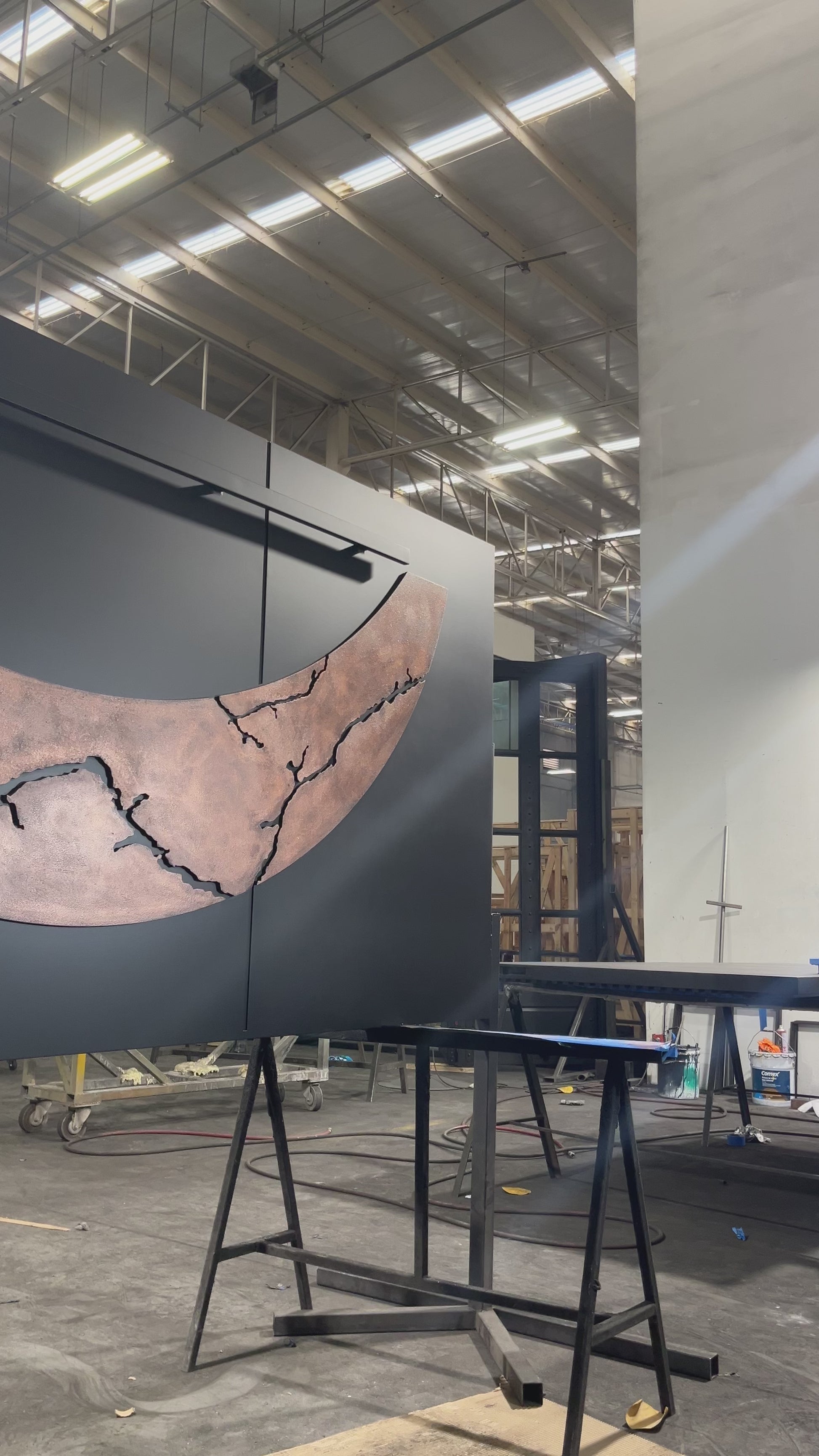 Moon – Geometría Moderna y Estilo Futurista