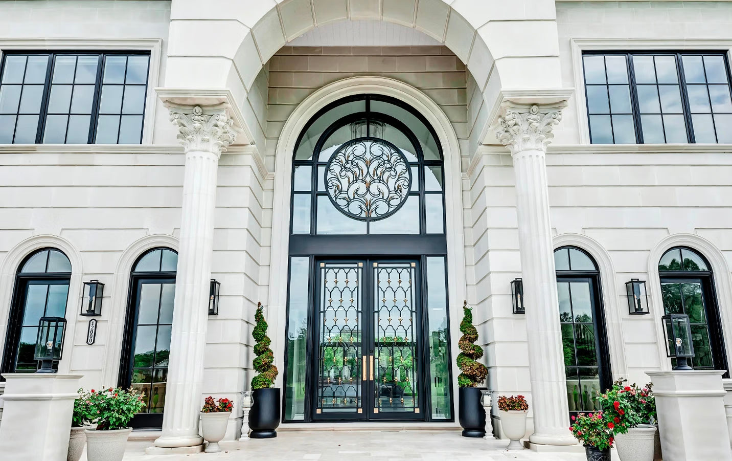 Puerta de herrería clásica en acero forjado con detalles ornamentales para hogares de lujo en Monterrey